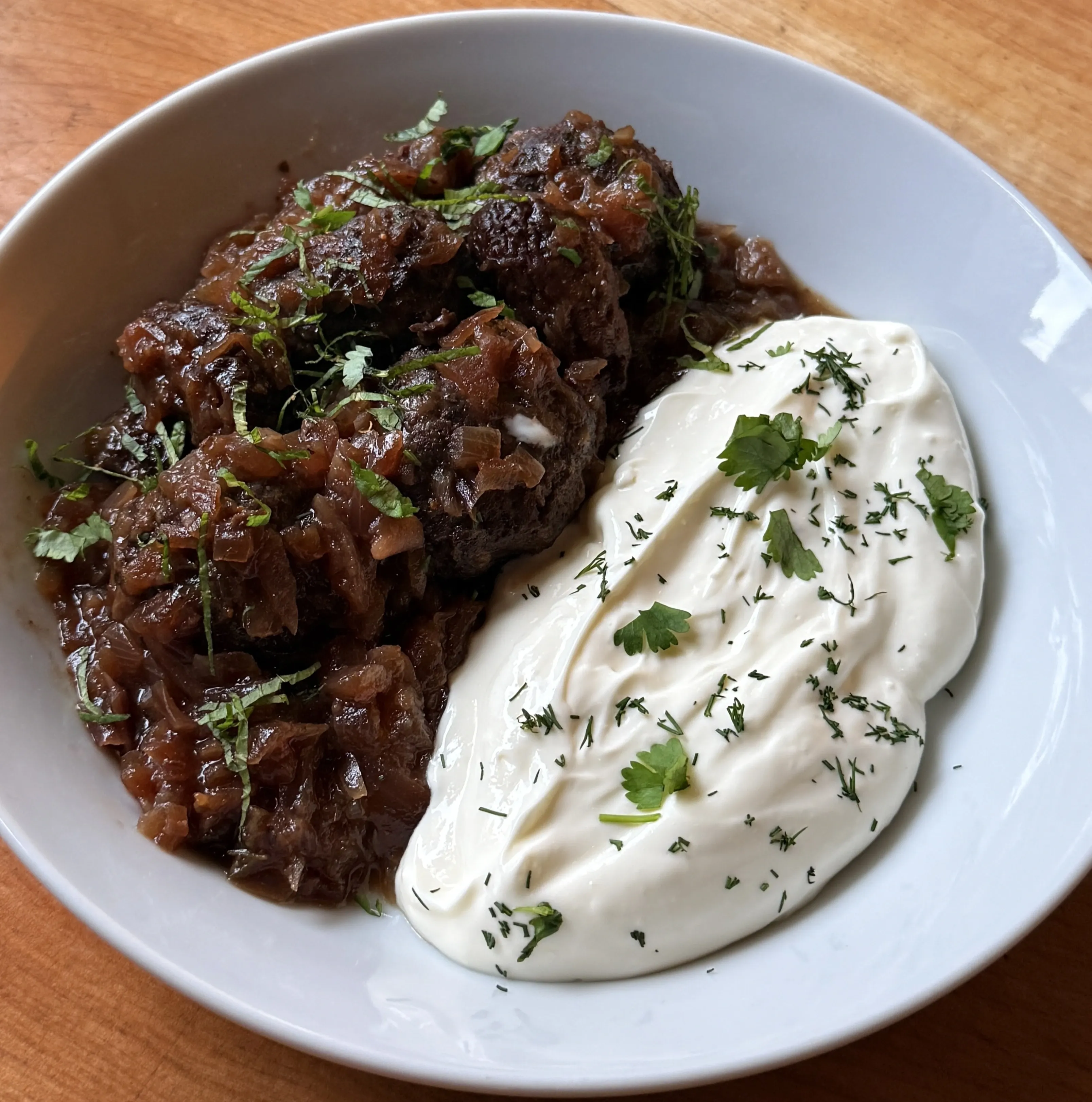 Albóndigas de cordero y arándanos con labneh y hierbas aromáticas cocina de Medio Oriente Jamsa
