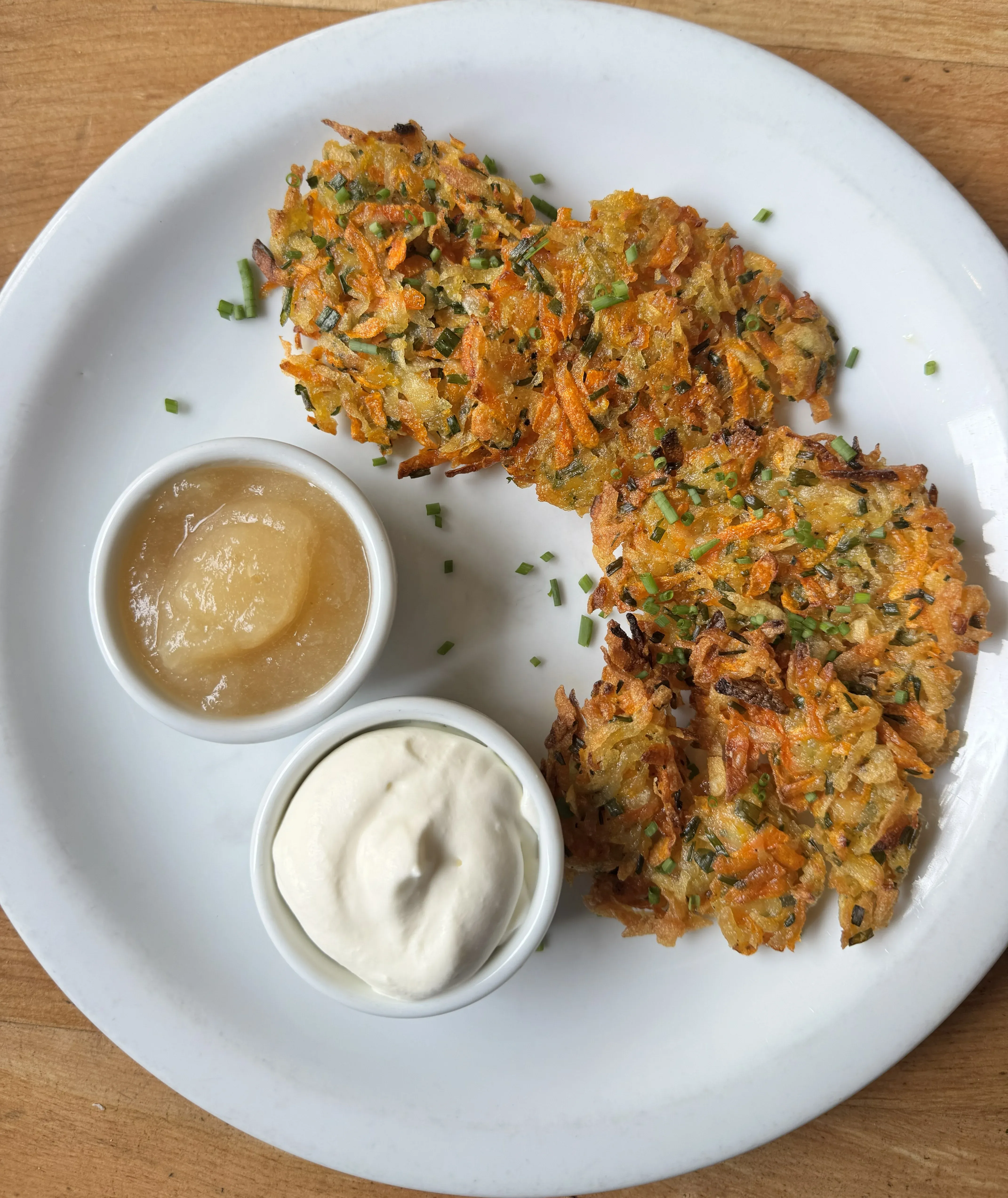 Latkes de papa y zanahoria crocantes acompañados con dips de crema agria y salsa de manzana