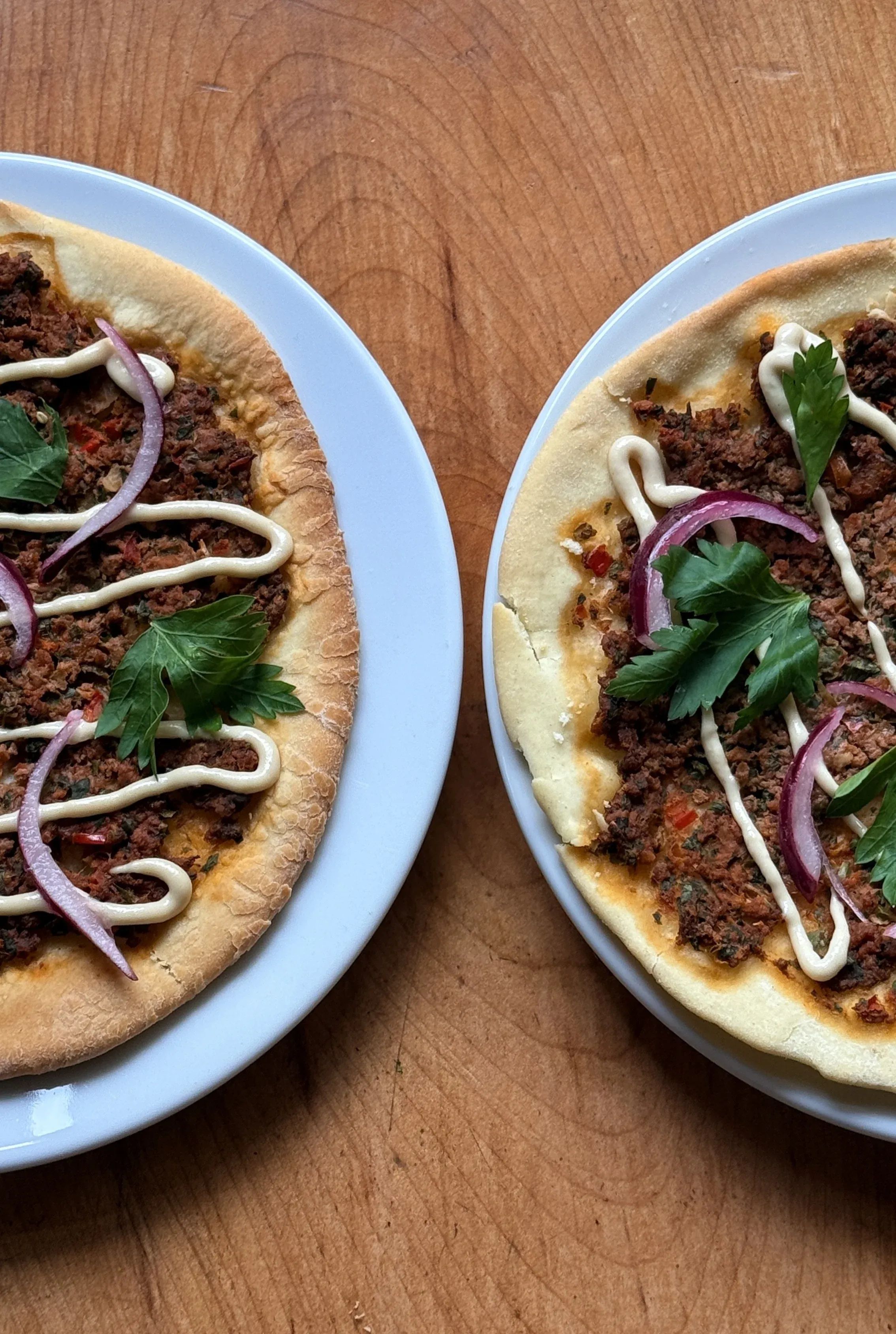 Primer plano de empanada árabe lehmeyún de cordero servida en la mesa del restaurante Jamsa