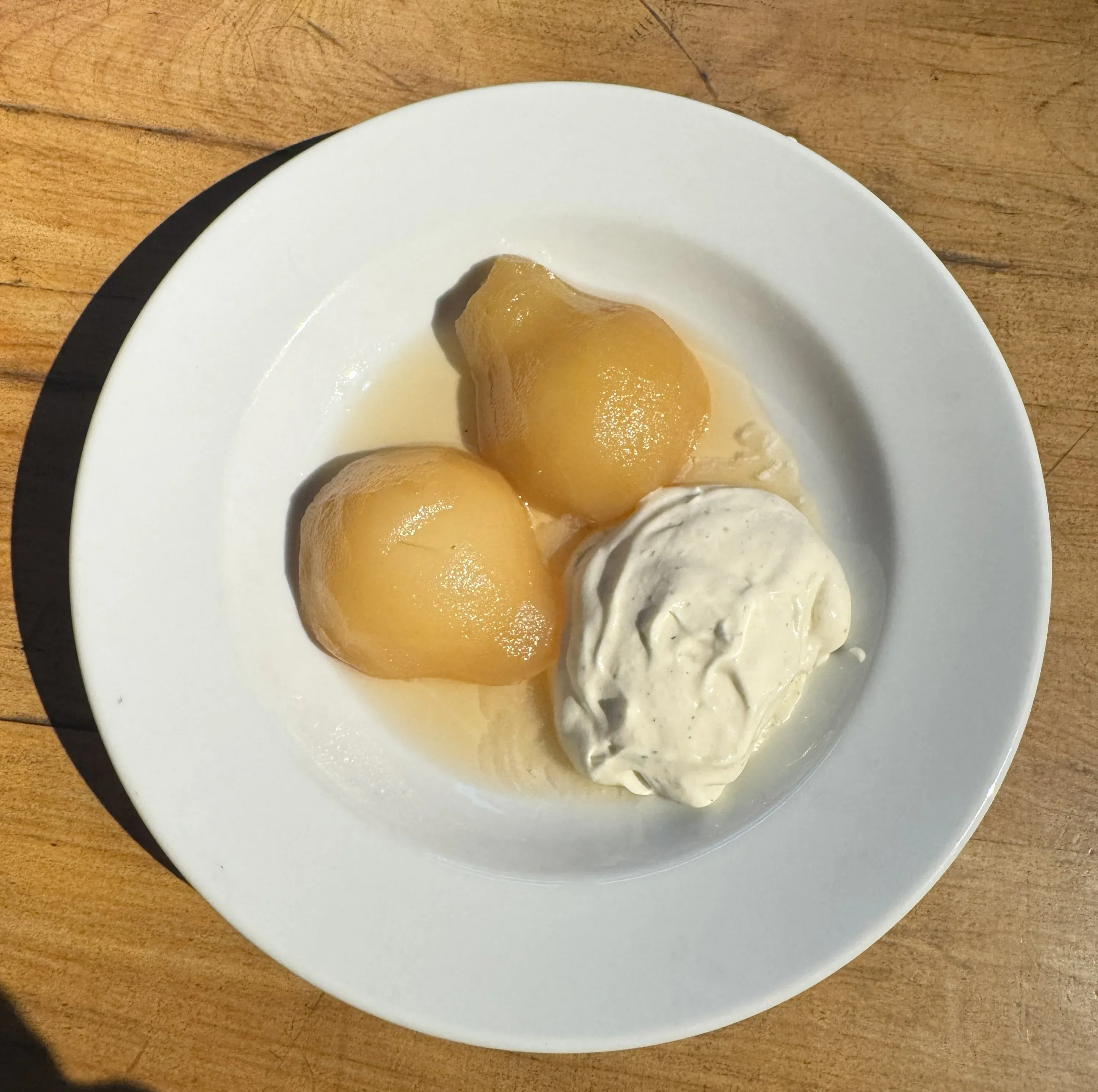 Peras al vino torrontés con cardamomo y crema chantilly perfumada con cedrón postre Jamsa