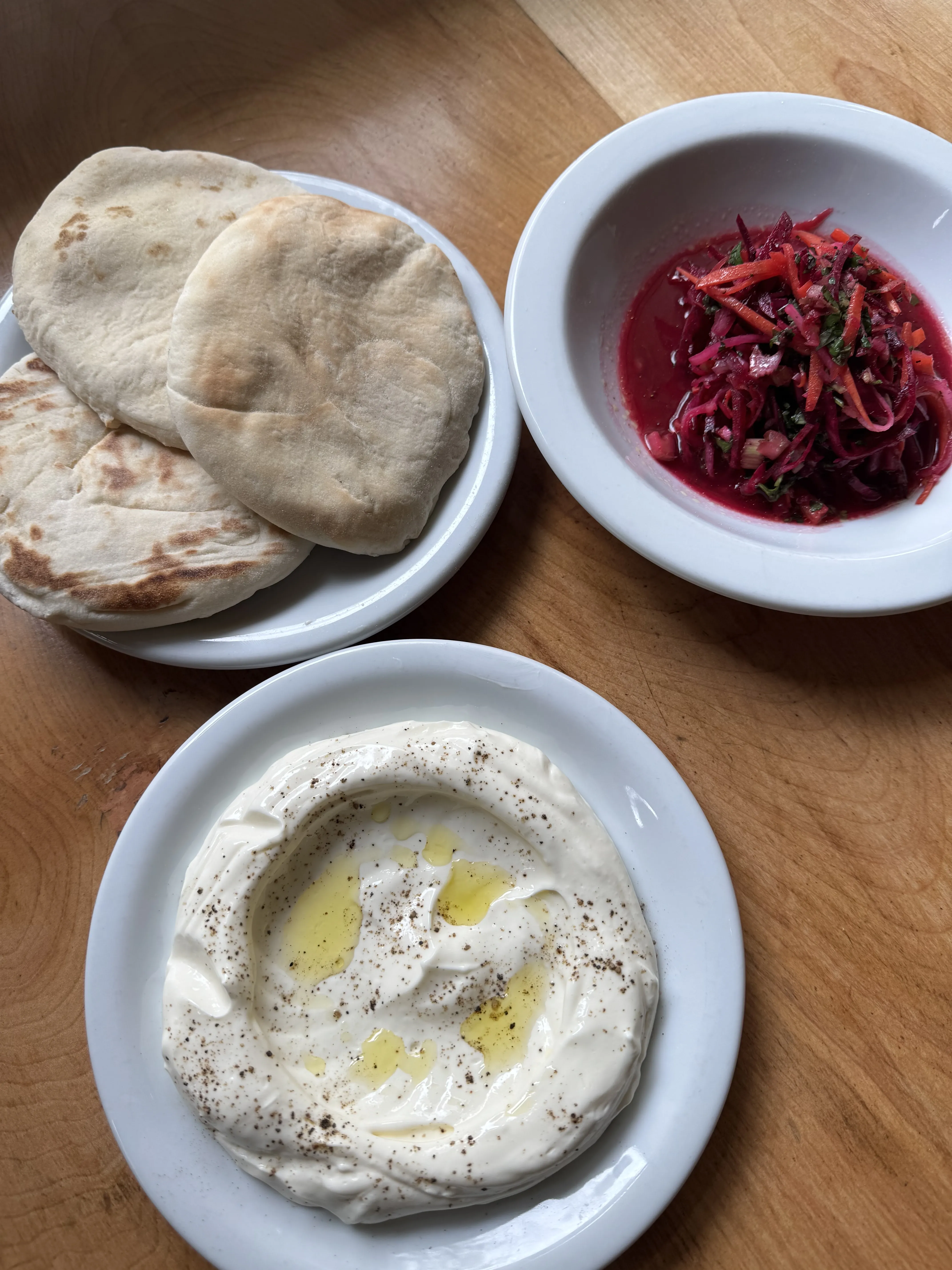 Variedad de platitos de comida árabe y hummus para compartir en el restaurante de Medio Oriente Jamsa