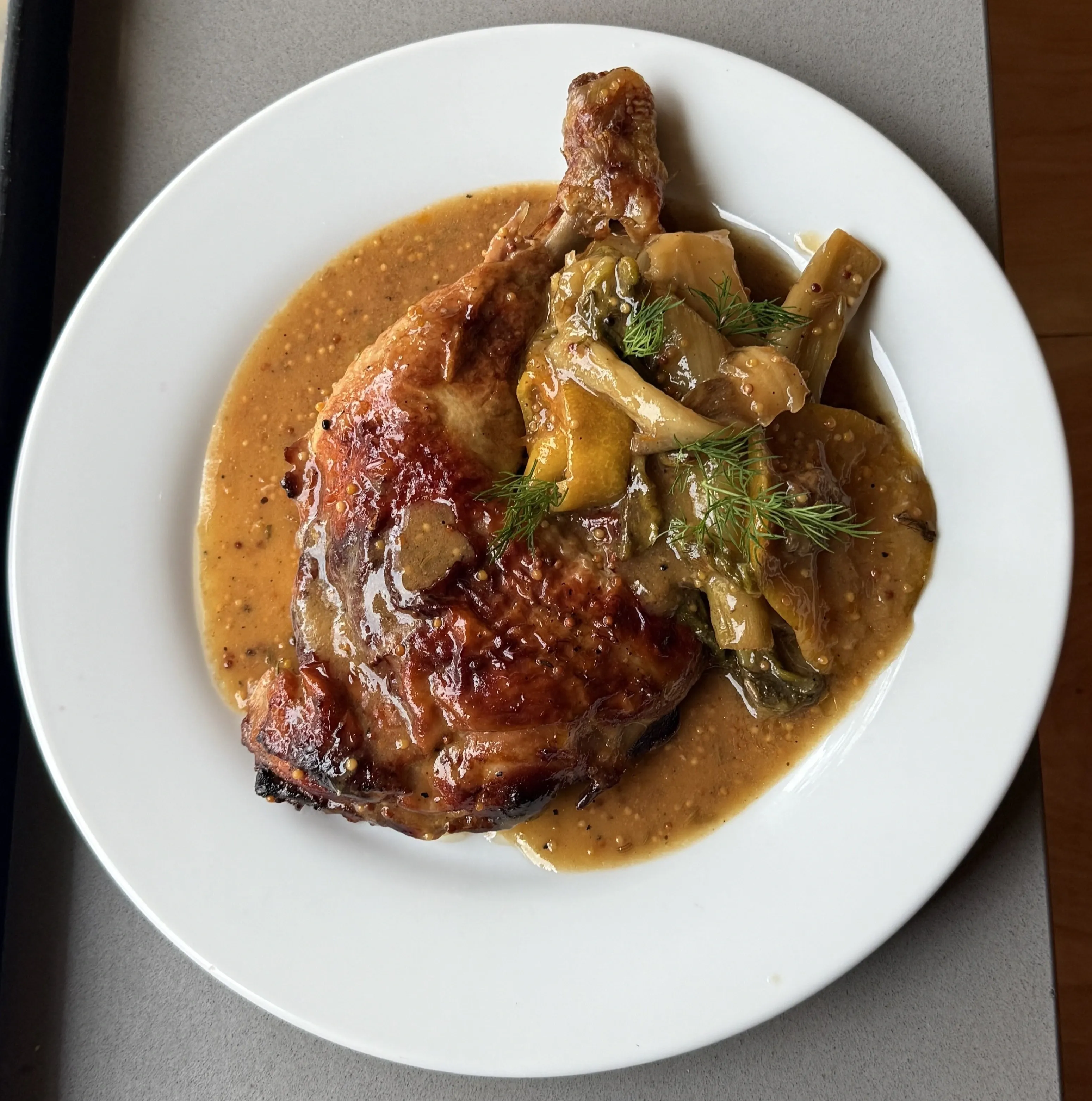 Pata muslo de pollo a la leña marinado en arak con mandarina e hinojo gastronomía de Medio Oriente