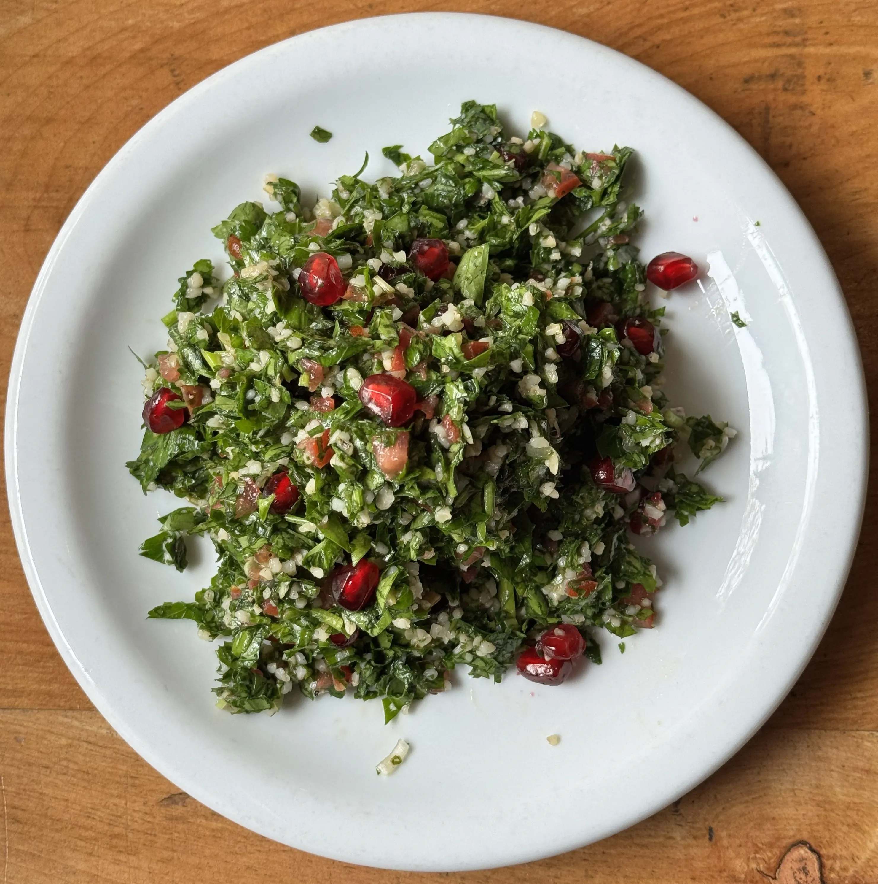 Ensalada tabulé tradicional con trigo burgol, tomate, perejil, menta fresca y granada